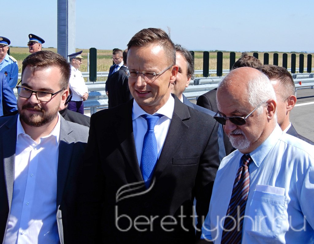 Átadták az M4-es autópálya Ártándig tartó szakaszát36